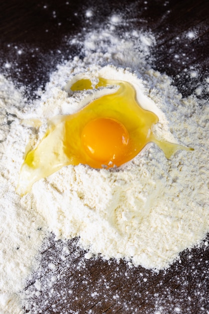 나무 테이블에 흰 밀가루에 계란 노른자 단백질