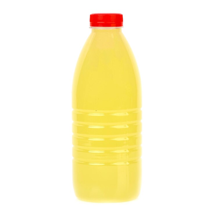Photo egg yolk runny on white background