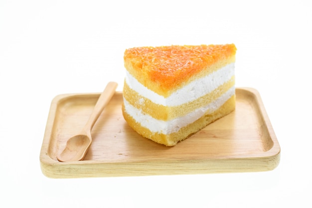 白い背景の上のクリームを詰めた卵黄スレッドケーキ