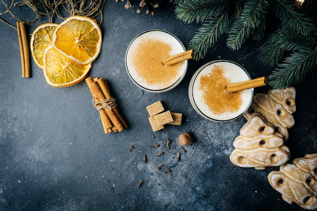 Eggnog (яйцо-ног), традиционный рождественский зимний напиток с корицей, гвоздикой и мускатным орехом. Домашние напитки. Зимнее новогоднее настроение. Copyspace.