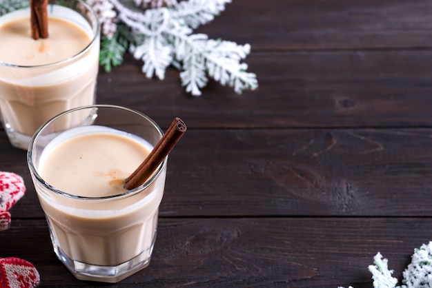 Eggnog Gemadinha는 알코올 음료 또는 어두운 나무, 크리스마스 저녁 음료에 칵테일입니다. copyspace