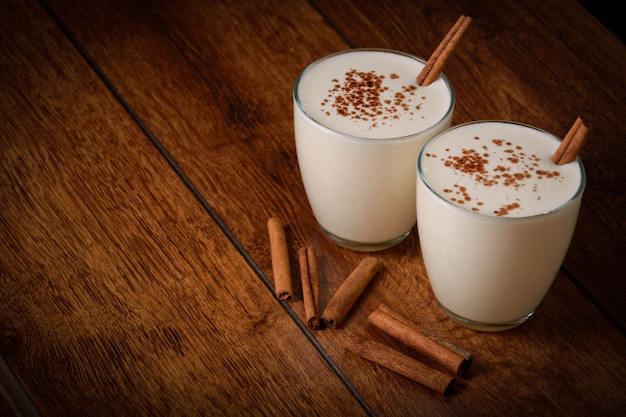 Photo eggnog homemade with cinnamon