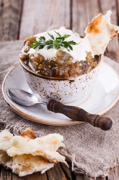 Melanzane al forno con panna acida e caviale