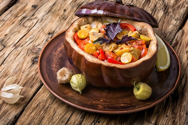 Баклажаны запеченные с овощами