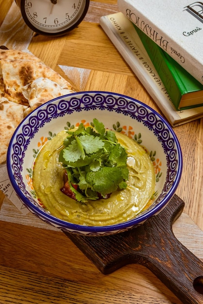 Photo eggplant caviar garnished with fresh herbs and pastries