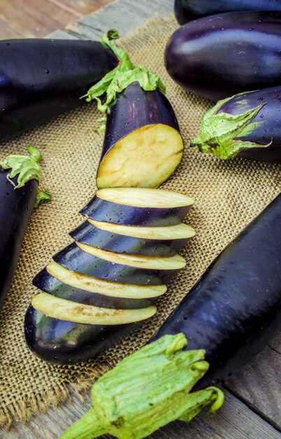 Foto melanzana. cibo. messa a fuoco selettiva cibo da giardino naturale.