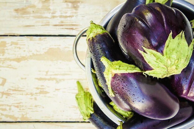 Foto melanzana. cibo. messa a fuoco selettiva cibo da giardino naturale.