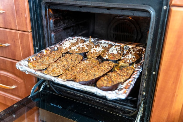 写真 オーブンで焼き肉を焼く オーブンのオーブンに焼き肉の半分を焼く 自家製の夕食 オーバーンに細かく切ったグリットチーズを撒く 自然製品のみ