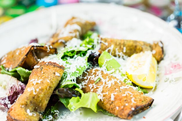 Antipasto rotoli di melanzane nel ristorante italiano.