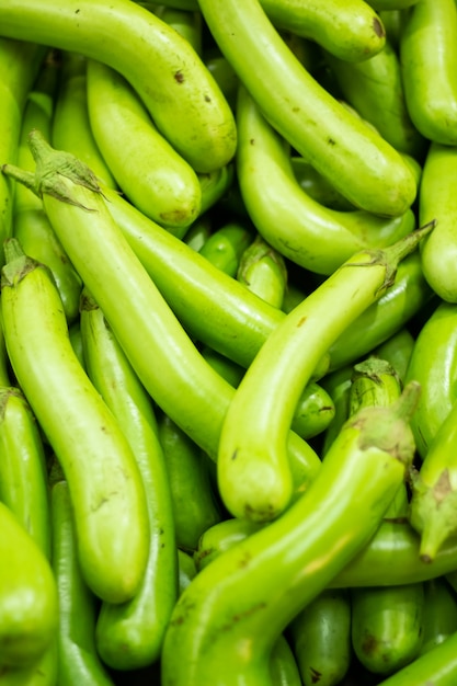 Melanzane con nutrienti lo sfondo è un sacco di melanzane.