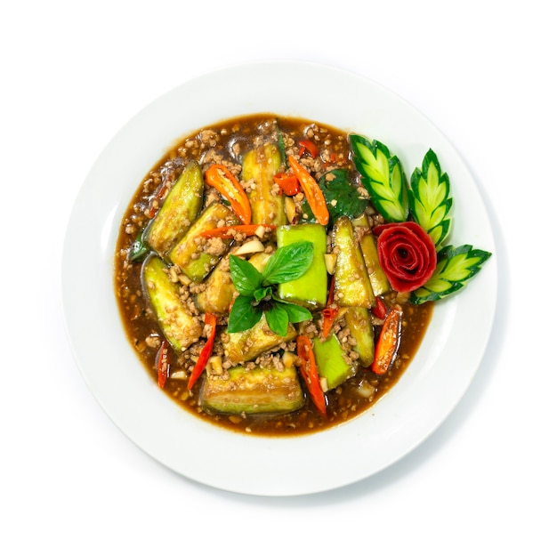 Melanzane saltate in padella con carne di maiale macinata, peperoncino, basilico dolce stile thaifood decorare la vista dall'alto di verdure intagliate