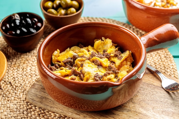 Uova awarma servite in un piatto isolato su tavola di legno vista laterale del cibo mediorientale