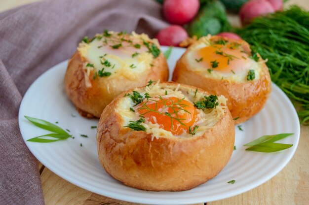 ハム、チーズ、ハーブと一緒にパンで焼いた卵。フランスの朝食。