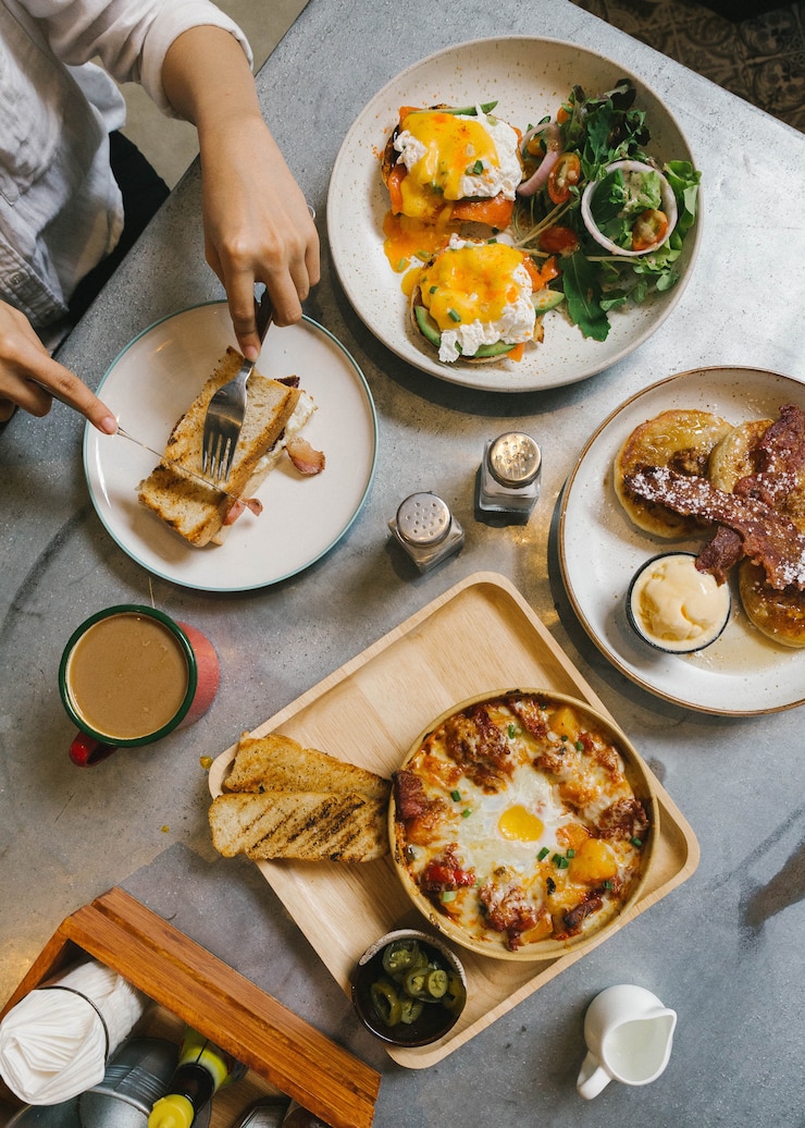 Foto eggs benedict, crispy bacon gevuld met franse toast, kaas met krokante bacon en pannenkoeken.