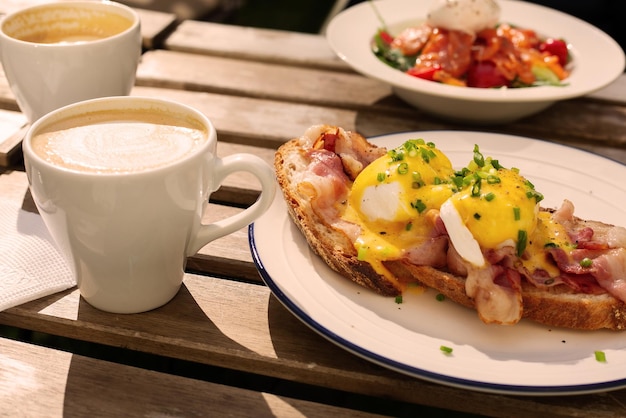 Eggs Benedict en koffie bij het ontbijt