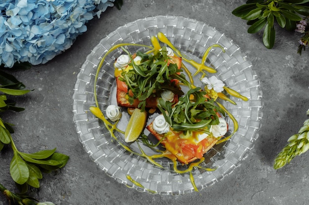 Uova benedict con toast di avocado colazione deliziosa e sana concetto di cibo sano