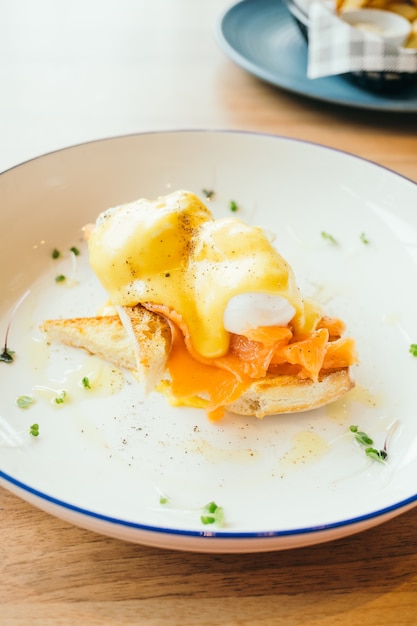 卵のベネディクトとスモークサーモンの朝食