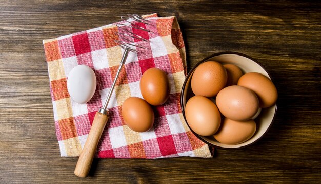 그릇에 계란을 넣고 천에 털고