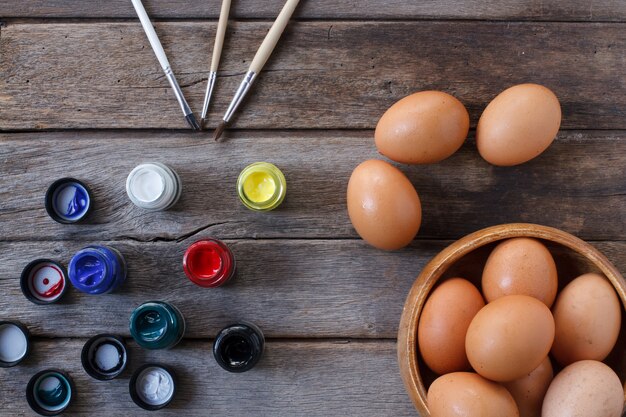 Foto uova e colore su fondo di legno