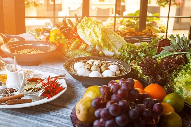 토마토와 계란과 오이. 다른 유기농 식품. 하루 종일 에너지. 너무 많은 비타민과 미네랄.