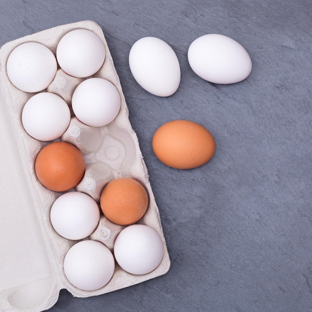Foto vista superiore dell'ardesia dell'alimento del quadrato della scatola di cartone dell'uovo delle uova