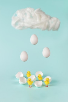 Uova che cadono dalle nuvole e pulcini che si schiudono da loro.
