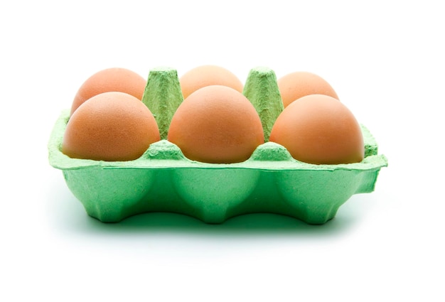 흰색 배경에 고립 된 녹색 종이 상자에 계란