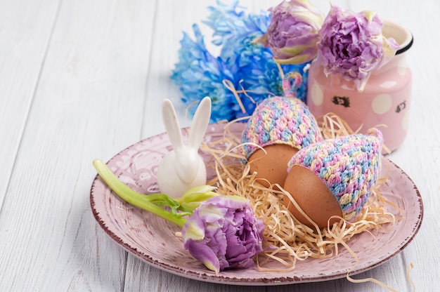 ニット帽子、花、装飾的なウサギの卵