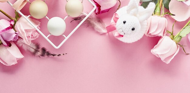 흰색 세라믹 홀더에 계란과 분홍색 배경에 꽃. 조롱. 봄 행복 한 부활절 휴가 카드입니다. 평면도.