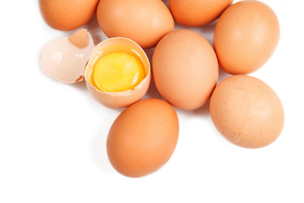 Uova isolate su fondo bianco
