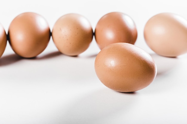 Яйца, изолированные на белом фоне