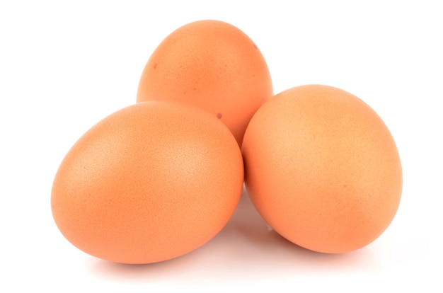 Яйца, изолированные на белом