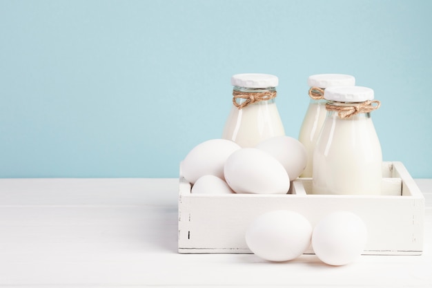 Foto uova e latte su una scatola bianca