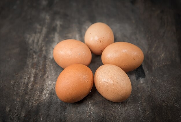 Фото Яйца на деревянном фоне