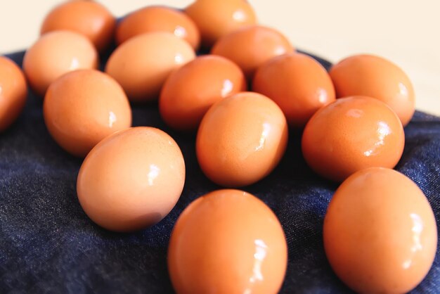 卵は、伝統的なアスターのお祝いのために装飾のために準備されました。