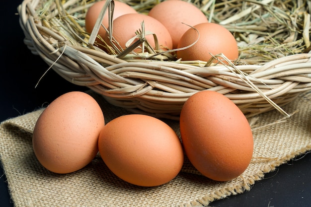 Foto uova su tela di sacco e paglia di riso.