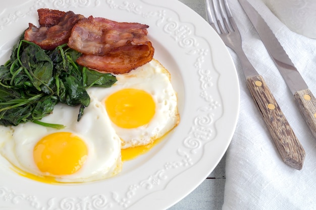 Photo eggs with bacon and spinach
