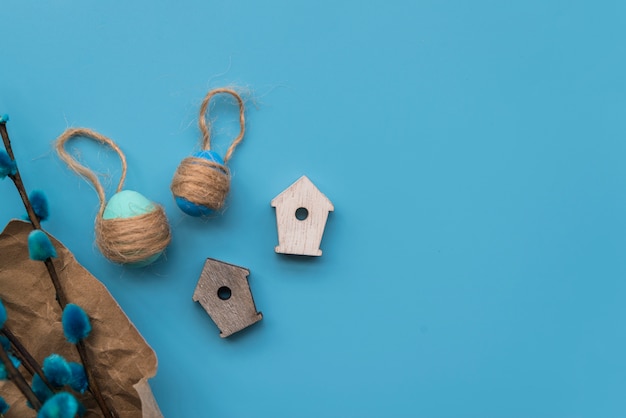 Photo eggs with threads near willow twigs and ornamental bird house