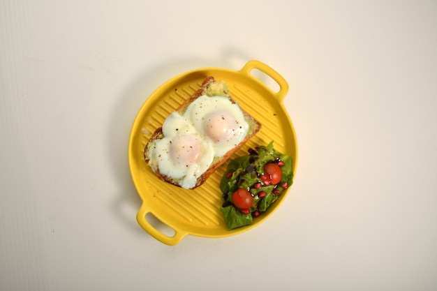 eggs with toast bread and vegetables, delicious fast food meals, Arabic restaurants.