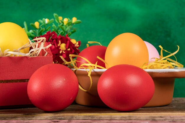 яйца в деревянной коробке с сена на деревенском фоне или поверхности Пасха или праздничная концепция