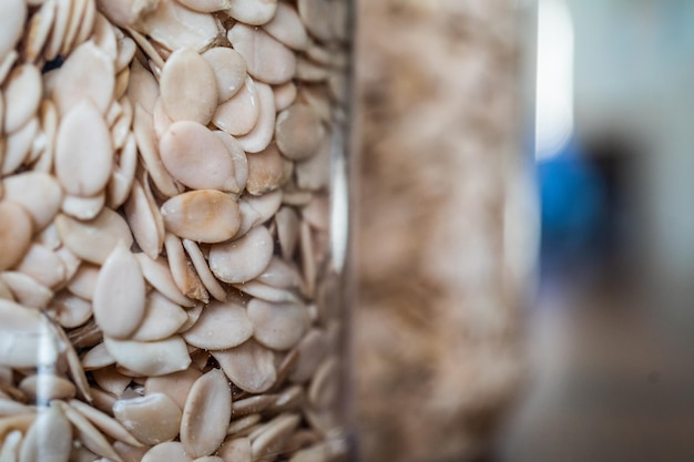 Egusi Melon Seeds in Jar traditioneel Nigeriaans kookingrediënt