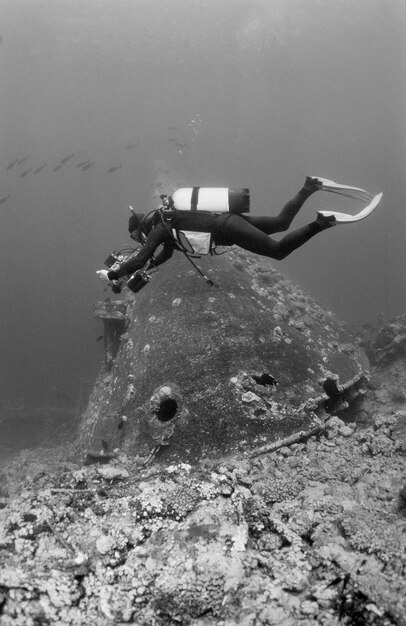 Photo egypt, red sea, the wreck of a sunken ship and a scuba diver