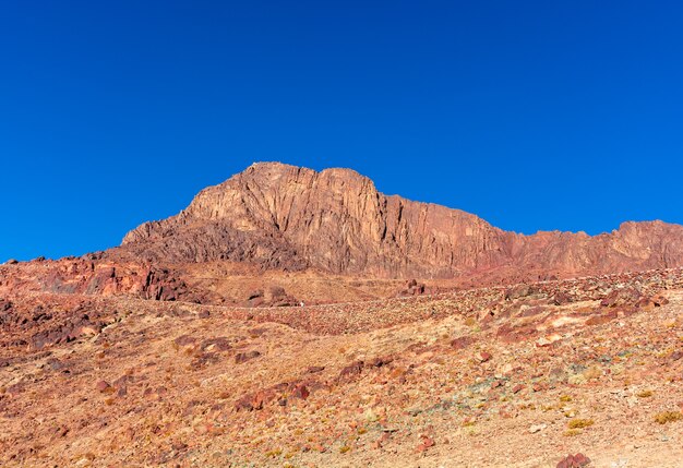 エジプト、明るい晴れた日のモーセ山の眺め