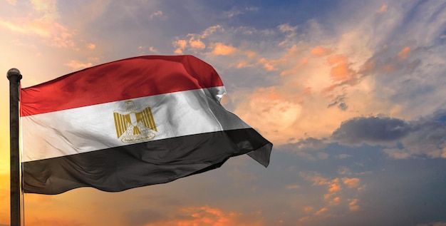 エジプトの手を振る旗と空の背景。