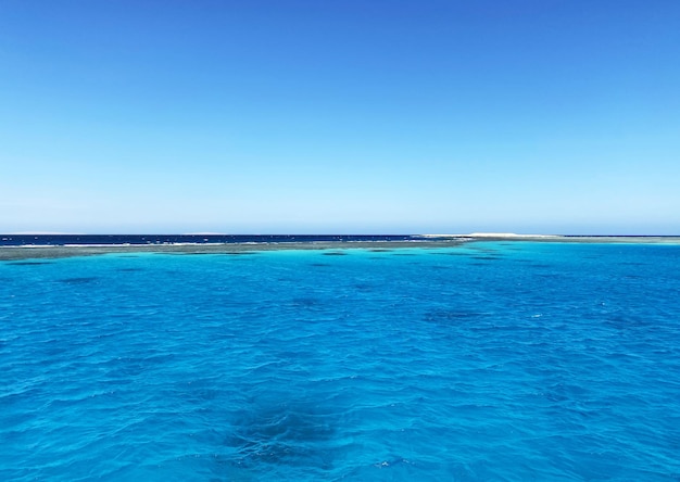 Egypte. De foto toont de zee, op de achtergrond zie je de kust.