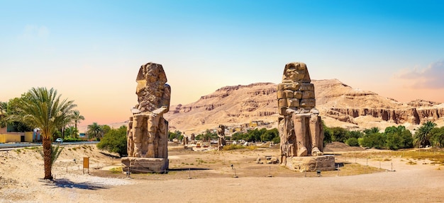 Egypte. luxor. de kolossen van memnon - twee massieve stenen beelden van farao amenhotep