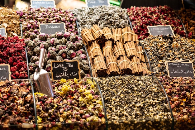 많은 향신료, 마른 과일, 차가 있는 이집트 시장, 이스탄불, 터키