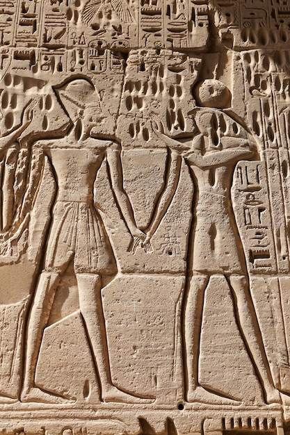 Foto geroglifici egizi nel tempio di medinet habu a luxor in egitto