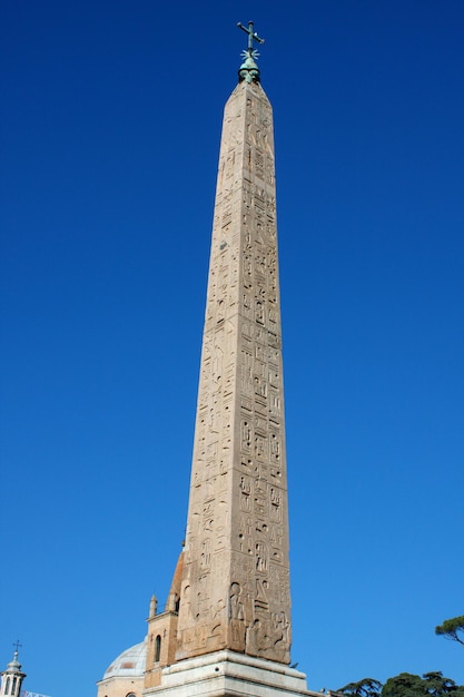 이탈리아 로마의 포폴로 광장에 별과 십자가가 있는 이집트 오벨리스크