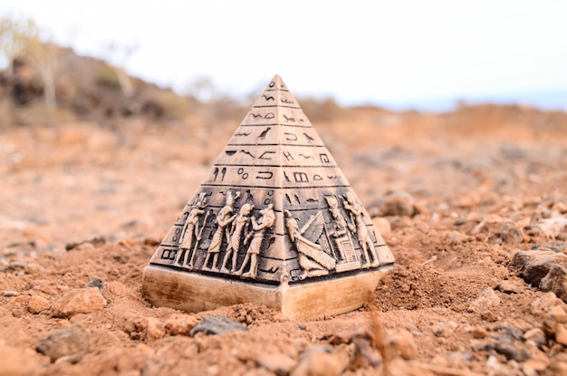 Modello in miniatura della piramide egizia nel deserto roccioso